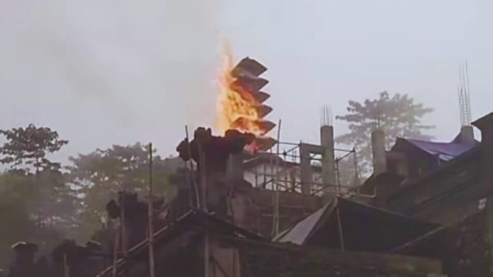 Hujan Lebat Disertai Petir Bakar Meru Tumpang Sembilan di Besakih