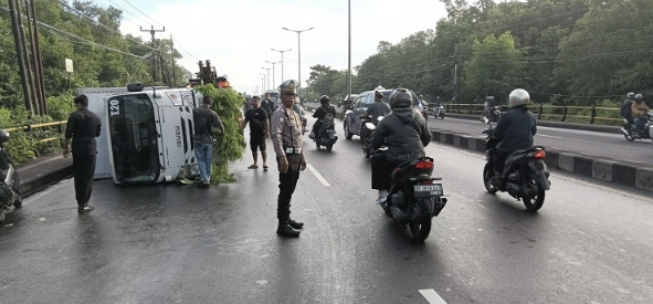 Mobil Boks Terguling Akibat Ceceran Solar di Jalan By Pass Ngurah Rai, Polisi: Tak Ada Korban Jiwa