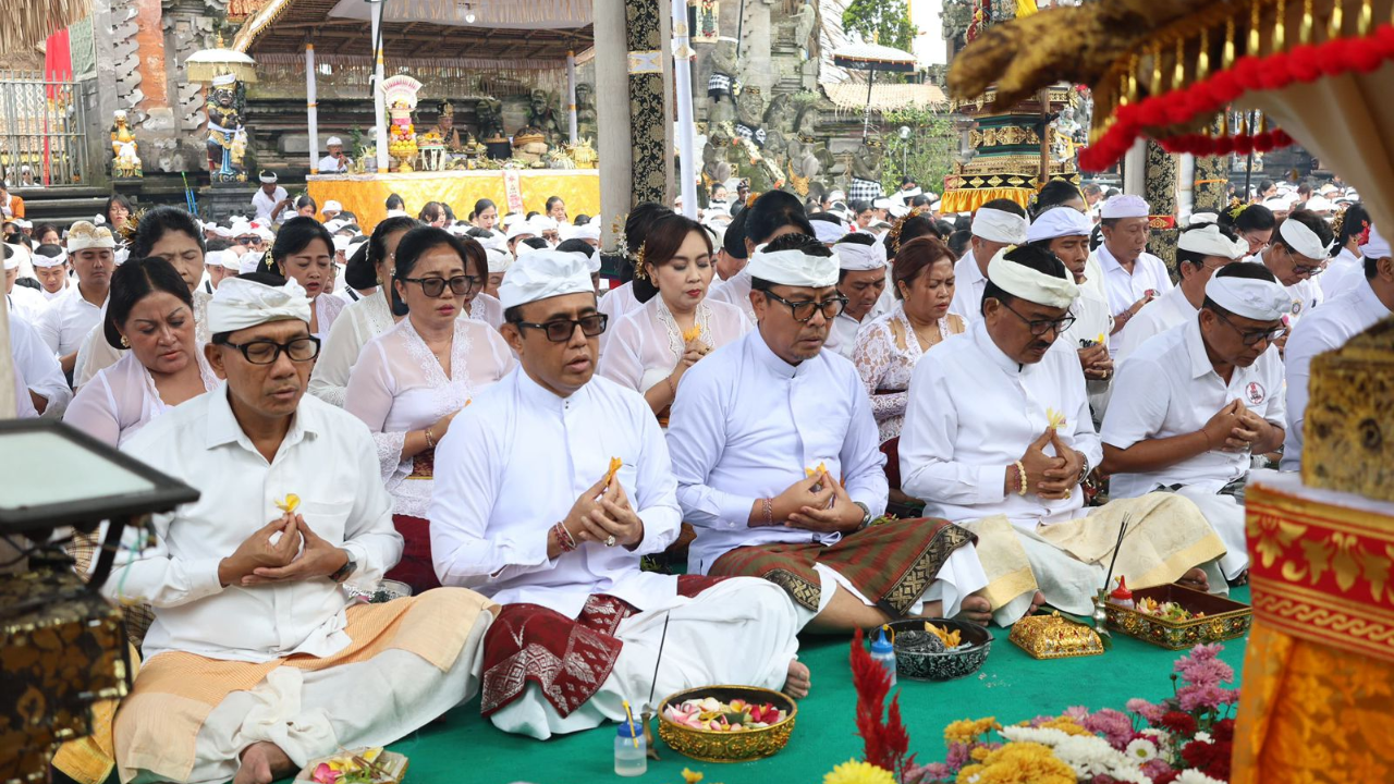 Pemkot Denpasar Laksanakan Bhakti Penganyar di Pura Ulun Danu Batur