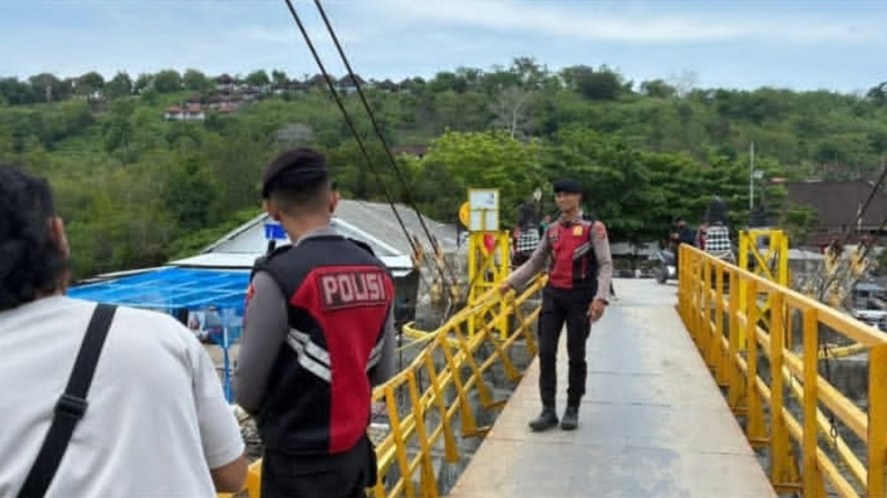 Pagar Lapuk, Dua Turis Belanda Tercebur dari Jembatan Kuning Nusa Lembongan
