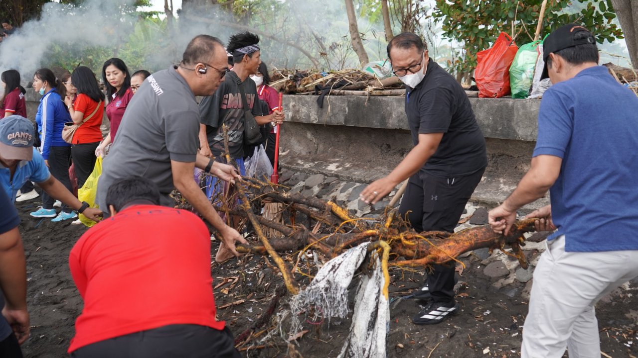 Pemkab Buleleng Intensifkan Aksi Bersih Pantai, Libatkan TNI/Polri hingga Komunitas Lingkungan
