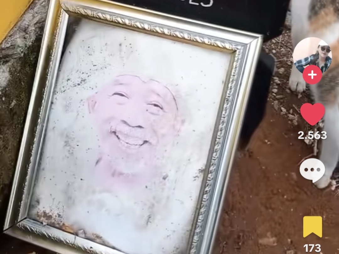 Viral! Makam Mendiang Komedian Nurul Qomar Amblas Tak Terurus, Netizen Soroti Kondisi TPU Carang Pulang