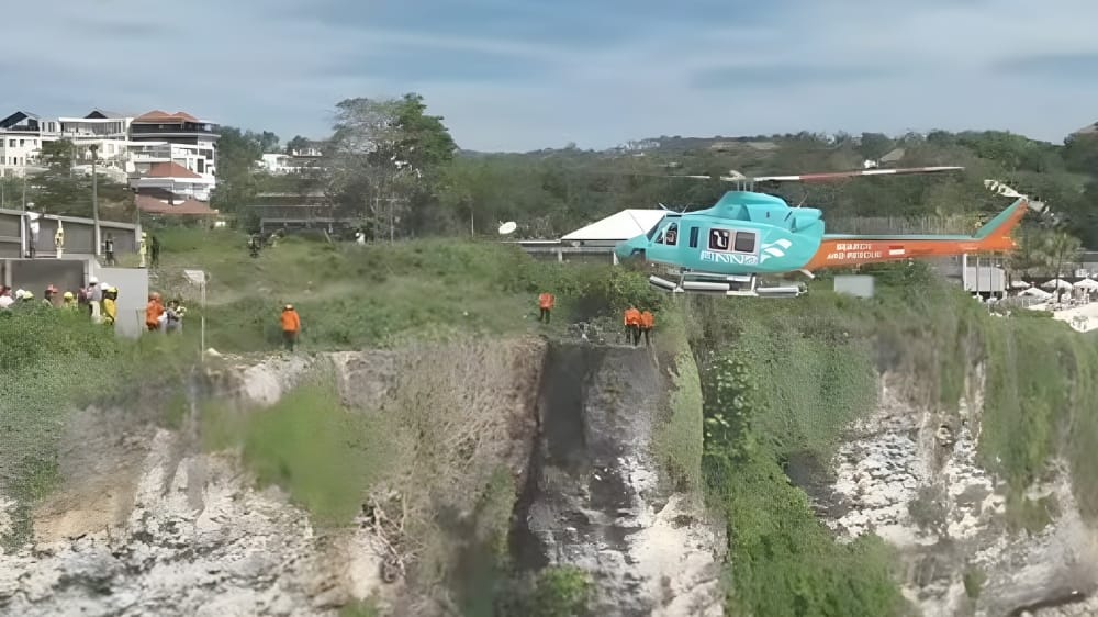 Terjebak di Tebing Pecatu, Dua Turis Rusia Diselamatkan Tim SAR Lewat Udara