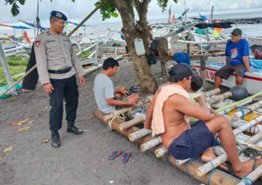 Sambangi Warga Pesisir, Polisi Kaget Tak Ada Satupun Nelayan Melaut, Ada Apa?