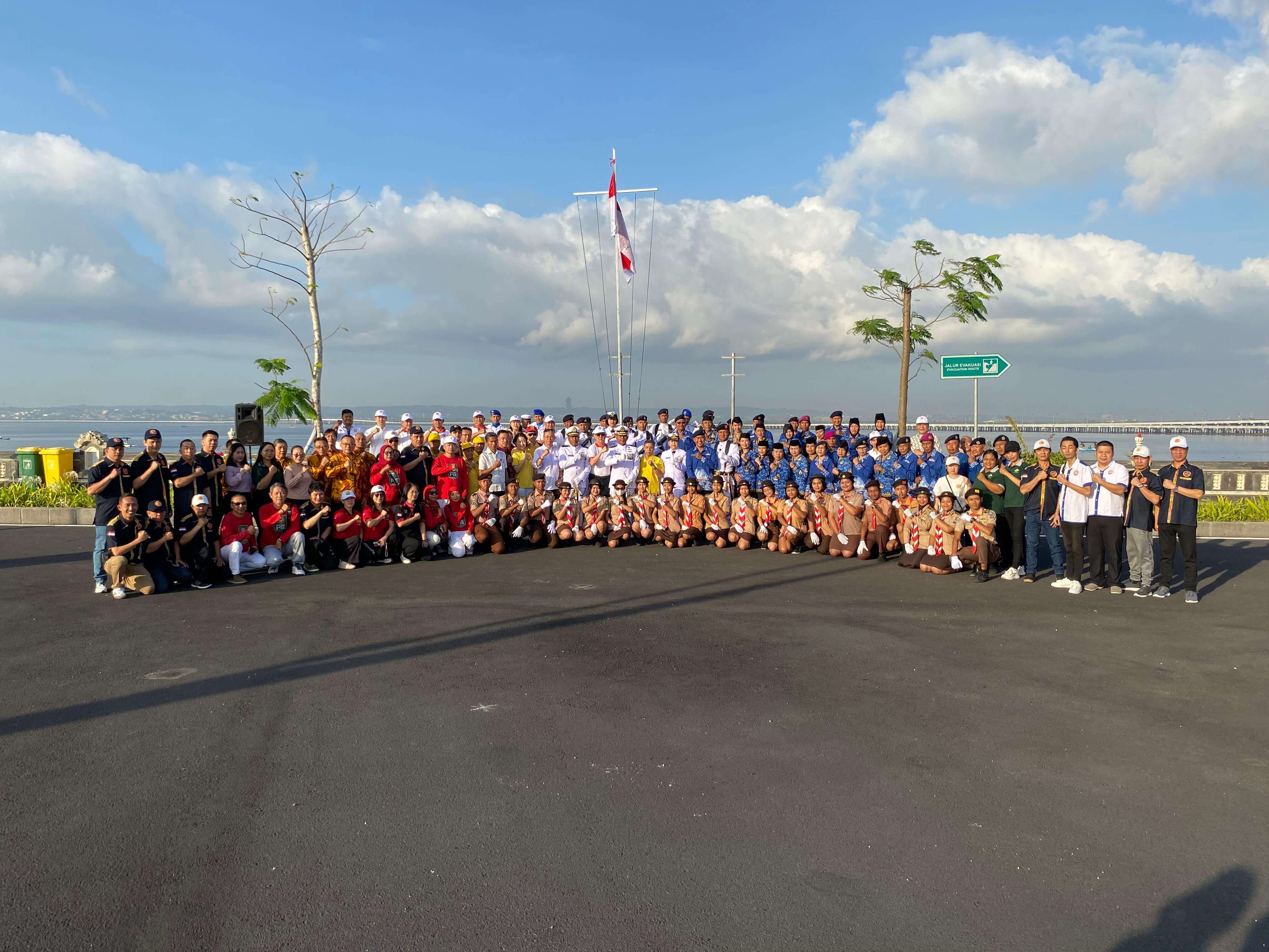 Sinergi Kebangsaan: Lanal Denpasar Bersama 13 Organisasi Tionghoa Gelar Upacara Peringatan HUT ke-80 RI