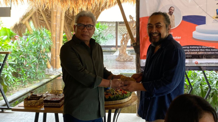 Lan Ananda Dorong Standarisasi Hipnoterapi Lewat Buku Baru