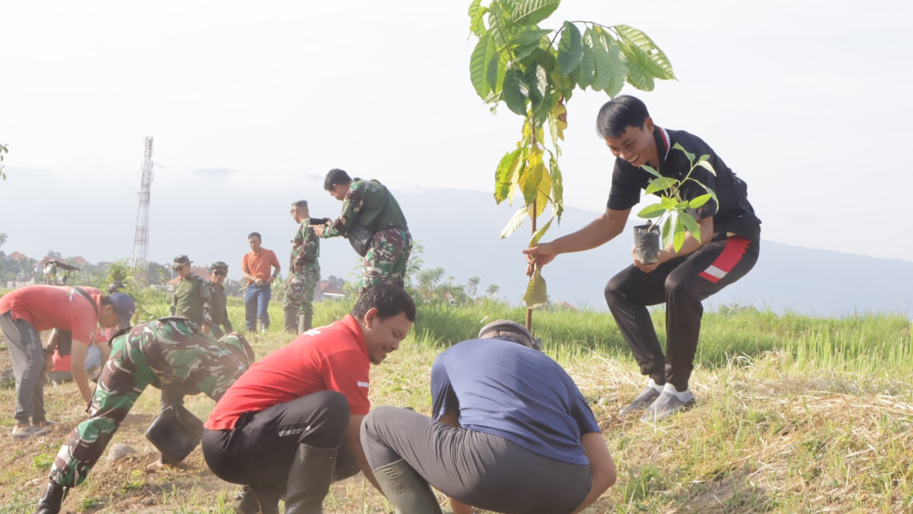 Momentum Tumpek Wariga, Pemkab Buleleng Gelar Aksi Tanam Pohon dan Bersih Sungai Cegah Bencana