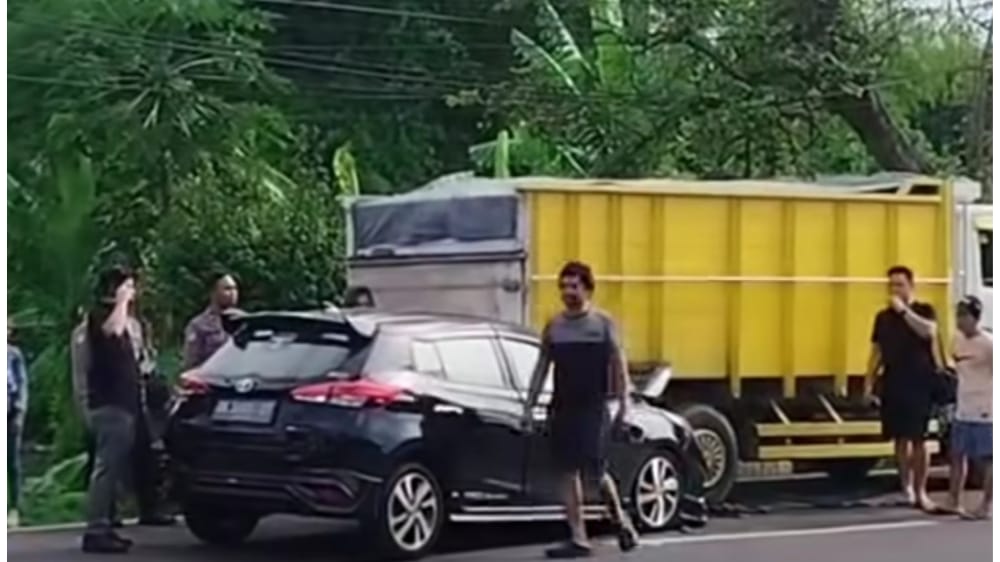 Yaris Tabrak Truk Parkir di Banyuasri, Satu Pengemudi Luka dan Dilarikan ke RS