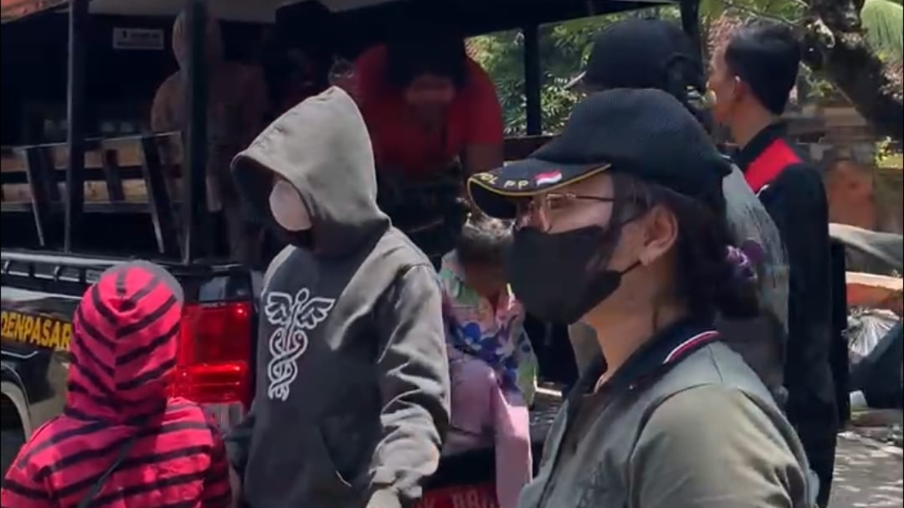 Satpol PP Tertibkan 8 Gepeng Pengamen di Sekitar Lampu Merah Kota Denpasar