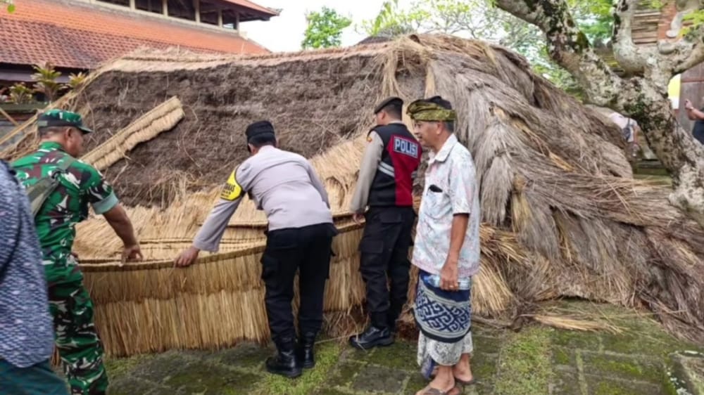 Pondasi Diduga Rapuh, Bale Gong Pura Desa Lan Puseh Ubud Roboh Usai Diterpa Angin Kencang
