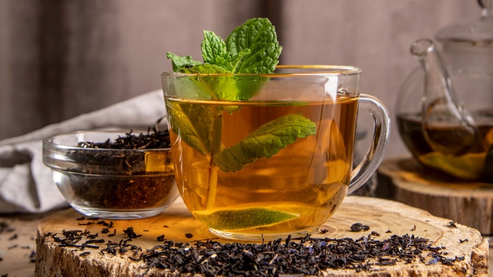 Kebanyakan Makan Saat Tahun Baru? Ini 6 Teh Alami yang Bikin Perut Begah Jadi Lega