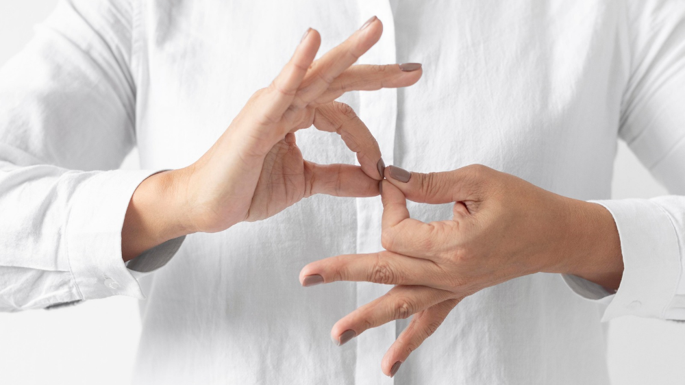 Pelayanan Lebih Ramah dan Inklusif di Bandara, Petugas Ngurah Rai Kini Bisa Bahasa Isyarat 