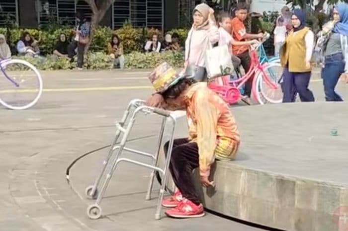 Viral! Video Pak Tarno Menangis Sendirian dan Meringkuk dengan Tongkat di Kota Tua