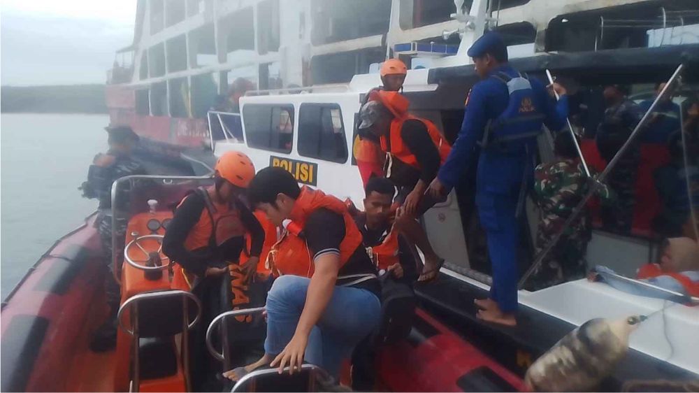 Kapal KMP Cemerlang 55 Kandas di Gilimanuk, Tim SAR Berhasil Evakuasi Semua Penumpang