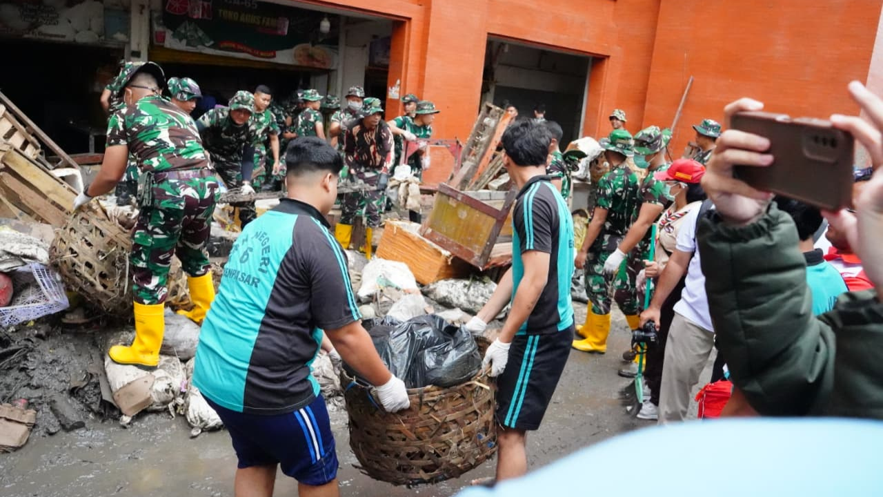 Sampah Banjir Akan Diangkut ke TPA Suwung, Menteri LH: Penanganan Darurat