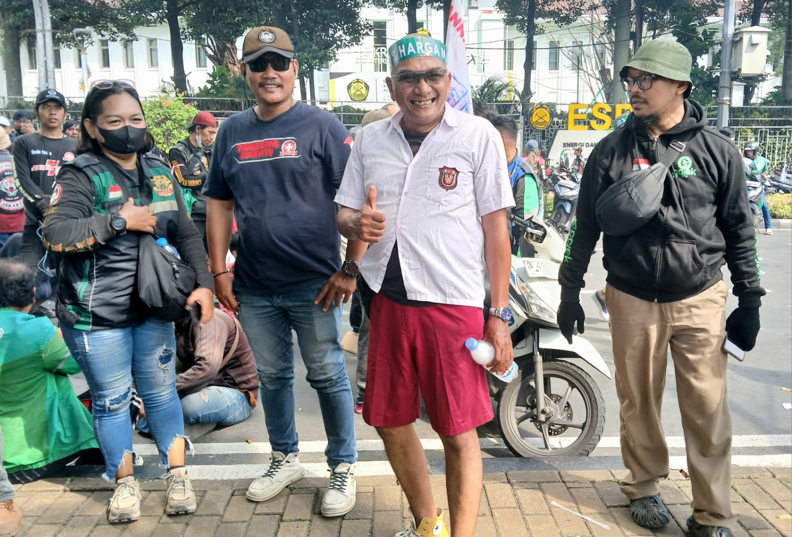 Ojol Asal Cirebon Demo di Monas Pakai Seragam SD, Ngeluh Penghasilan Kian Menipis