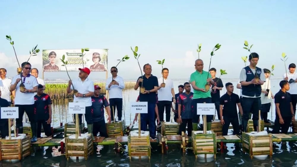 Kejati Bali Ajak Lintas Sektor Jaga Lingkungan Lewat Penanaman Mangrove