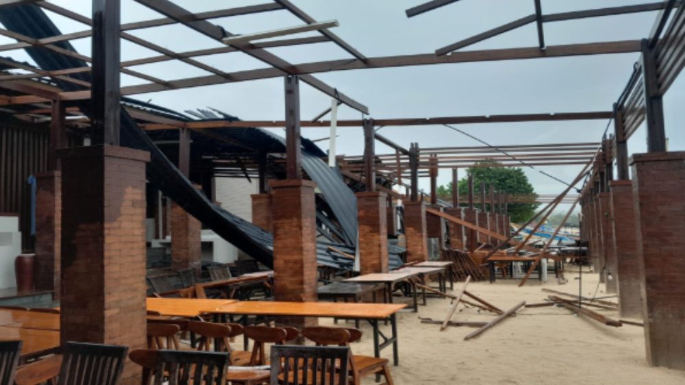 Angin Kencang Terjang Pantai Jimbaran, Enam Kafe Porak Poranda