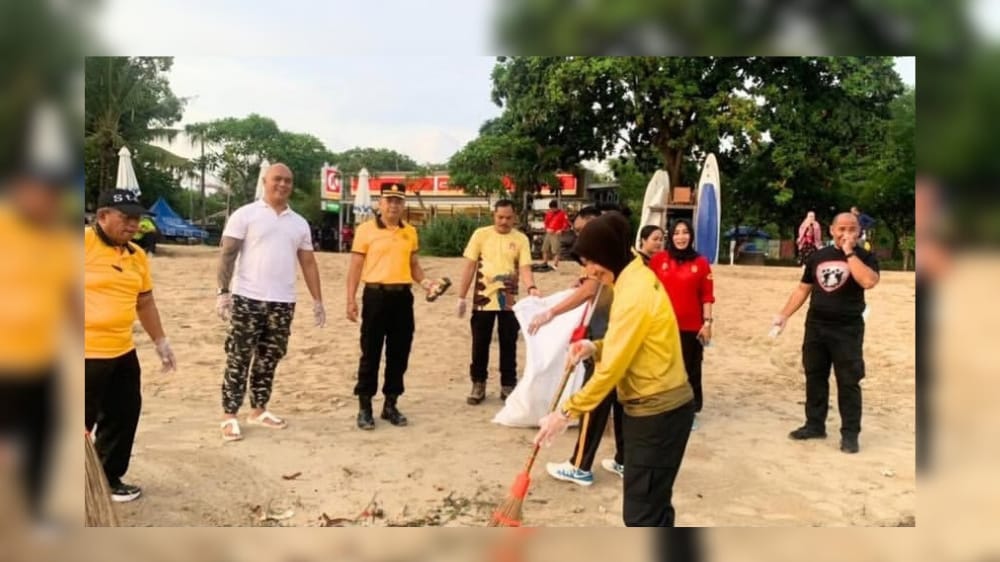 Peringati HUT Satpam ke-45, Ditbinmas Polda Bali Bersama APSI dan ABUJAPI Gelar Aksi Bersih Pantai di Sanur