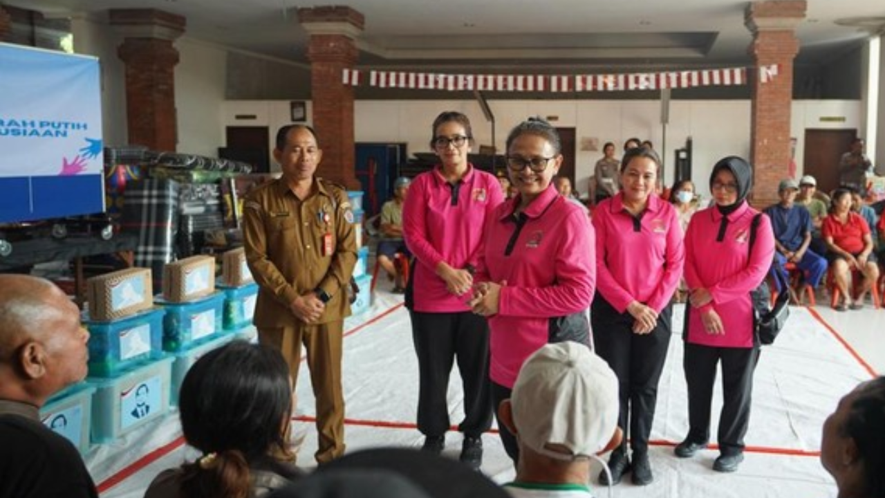 Ketua Umum Bhayangkari Tinjau Lokasi Pengungsian Korban Banjir di Bali dan Alokasikan Bansos 