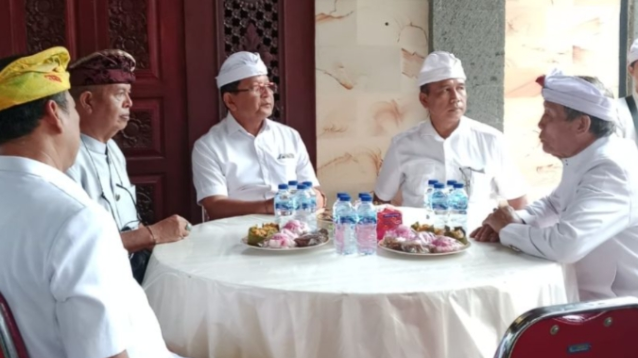 Camat Sawan Hadiri Upacara RSI Yadnya Apodgala Sulinggih di Desa Bebetin