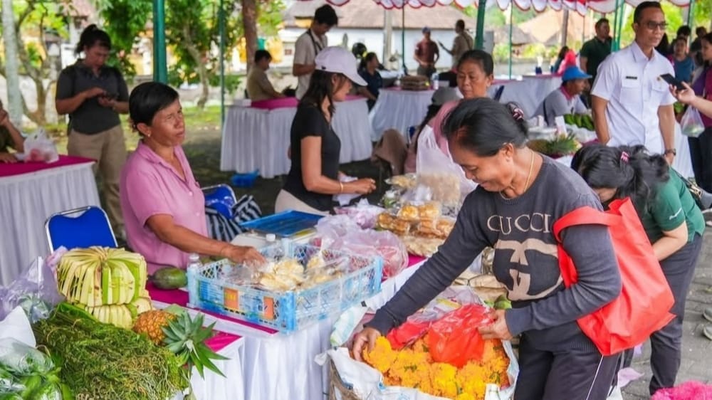 Menjelang Hari Raya Kuningan, Diperpa Badung Gelar Pasar Pangan Murah di Kelurahan Kapal
