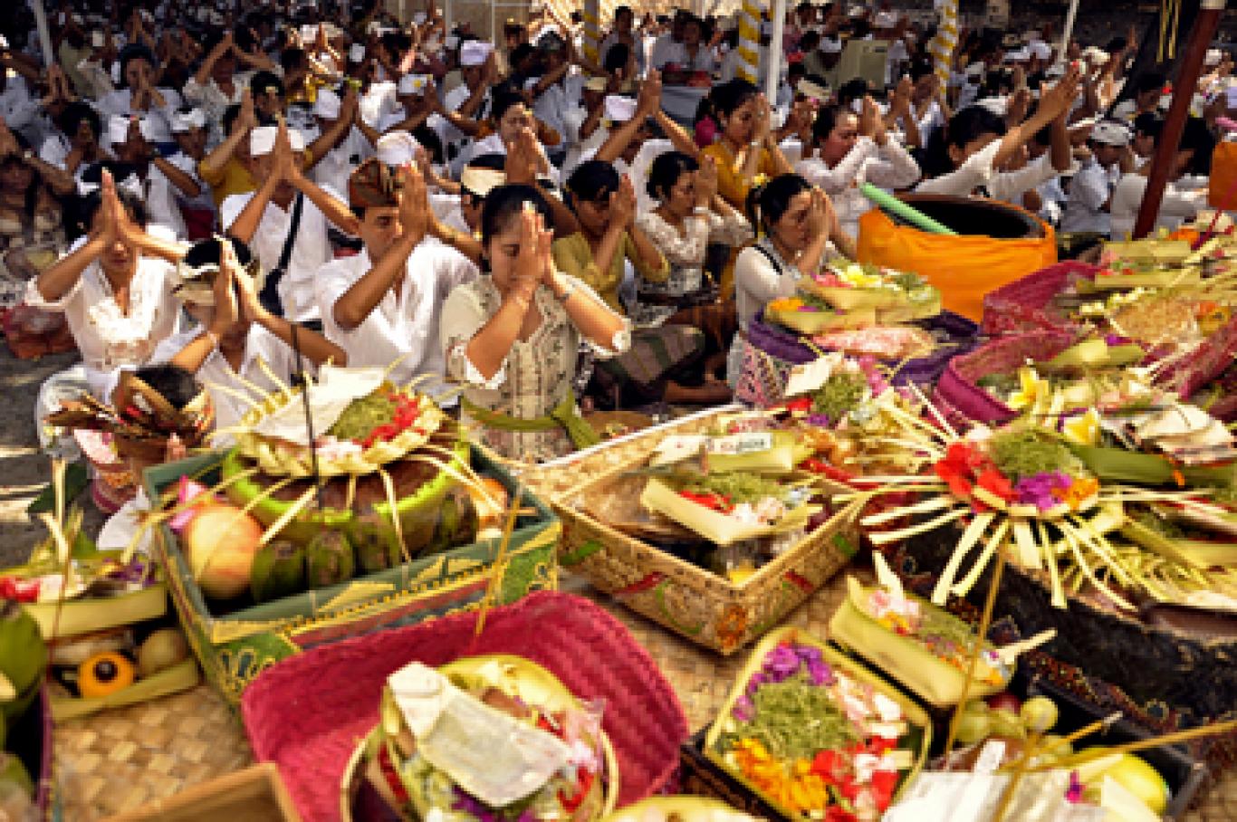 Makna dan Sejarah Hari Raya Kuningan di Bali, Tradisi Adat Umat Hindu Simbol Kemuliaan