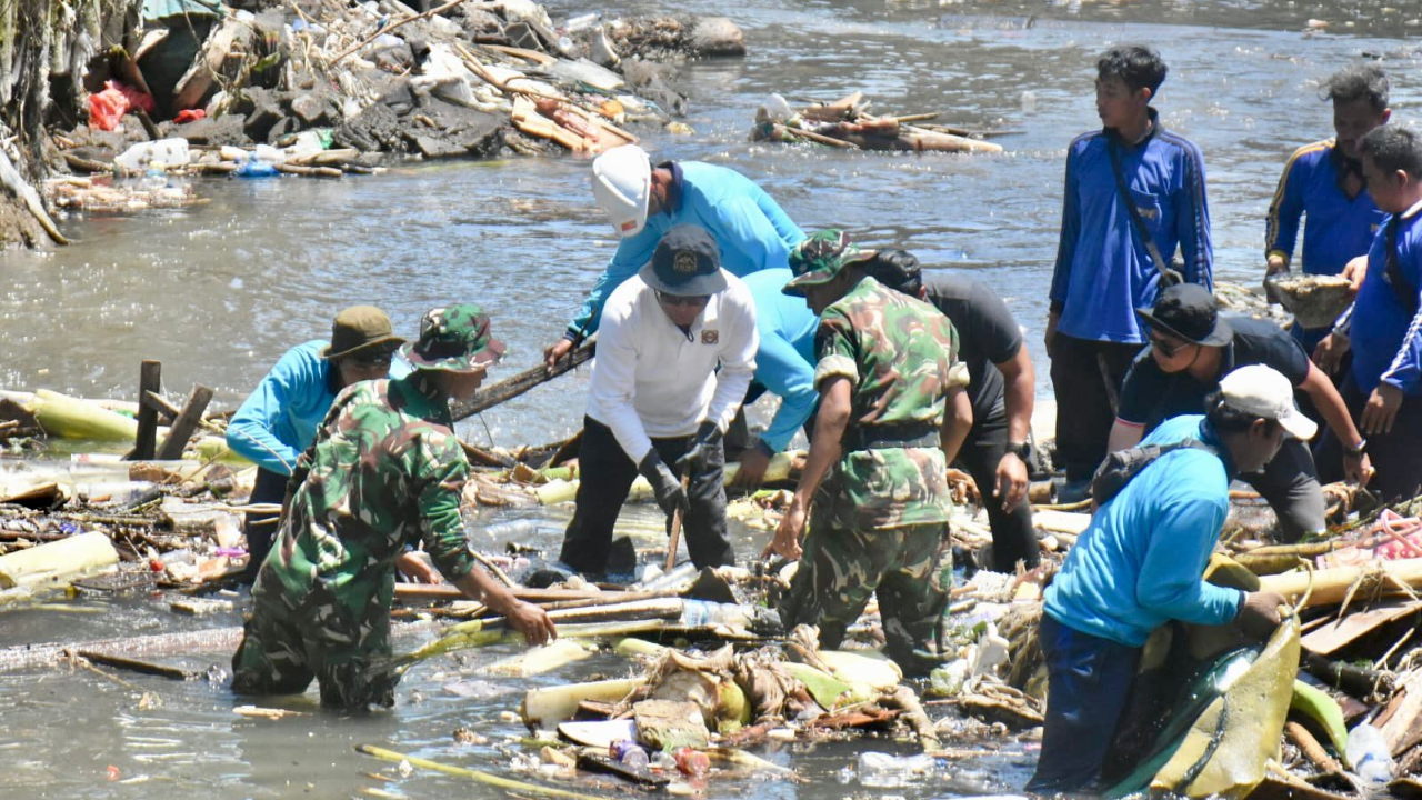 Wali Kota Denpasar Terjun Langsung Pimpin Pembersihan Sungai di Desa Tegal Kertha Pasca Banjir