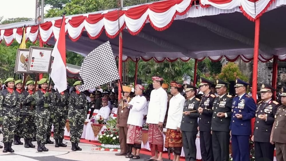Gubernur Koster Pimpin Upacara Hari Pahlawan di Denpasar, Kapolda Bali Turut Hadir Kenang Semangat Perjuangan