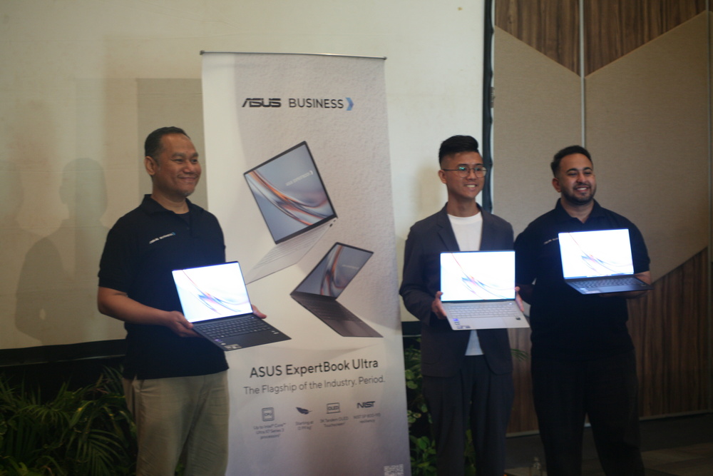 ASUS ExpertBook Ultra Tantang Dominasi Laptop Flagship