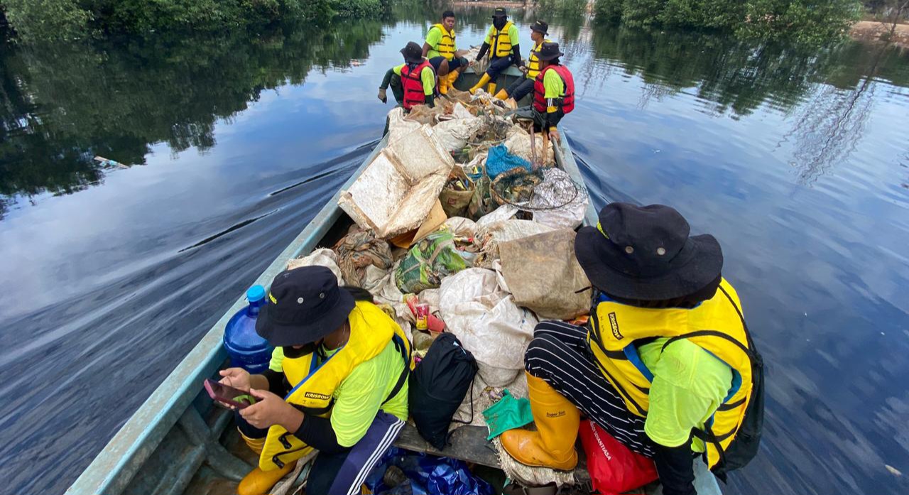 Utama Spice dan Seven Clean Seas Angkat 4,5 Ton Sampah dari Laut Bali