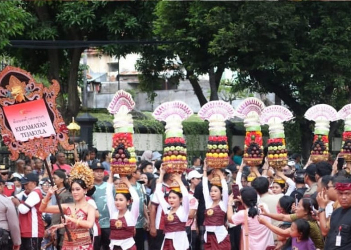 Parade Budaya Kecamatan Warnai Perayaan HUT Kota Singaraja ke-422