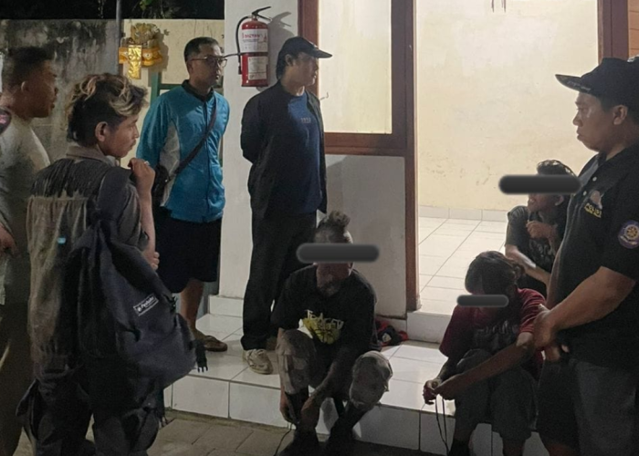 Satpol PP Buleleng Respons Aduan Warga Anak Punk Kedapatan Mengamen di Kawasan Catus Pata Peken Buleleng