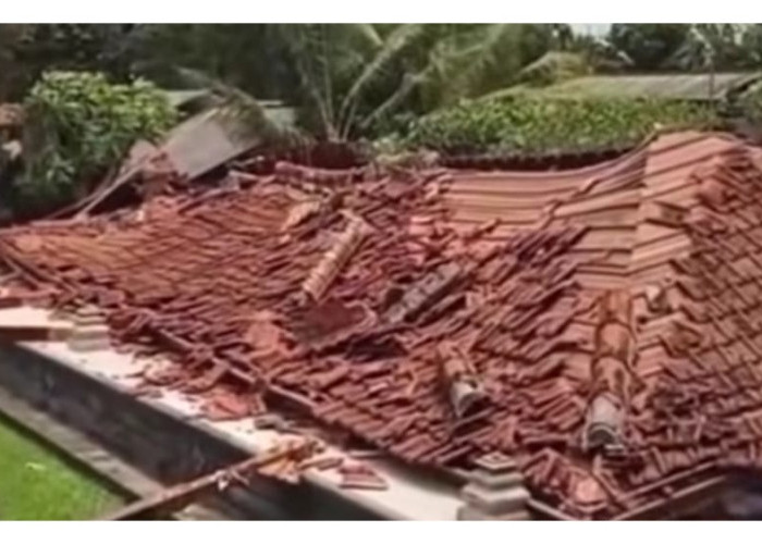 Diterjang Angin Kencang, Bale Gong Pura Puseh Dasar di Penebel Tabanan Ambruk