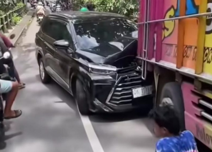 Truk Pengangkut Batu Mundur di Tanjakan Cepaka, Satu Mobil Ringsek