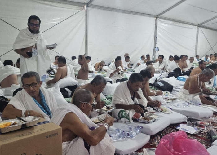 Viral! Para Jamaah Haji Indonesia Banyak Terlantar di Arafah Hingga Makan Nasi dan Teri