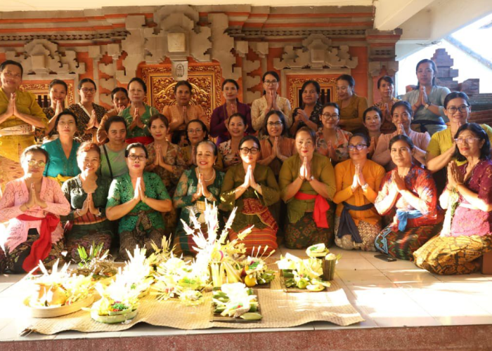 WHDI Denpasar Gelar Pelatihan Banten Otonan, Tingkatkan Pemahaman Perempuan Hindu
