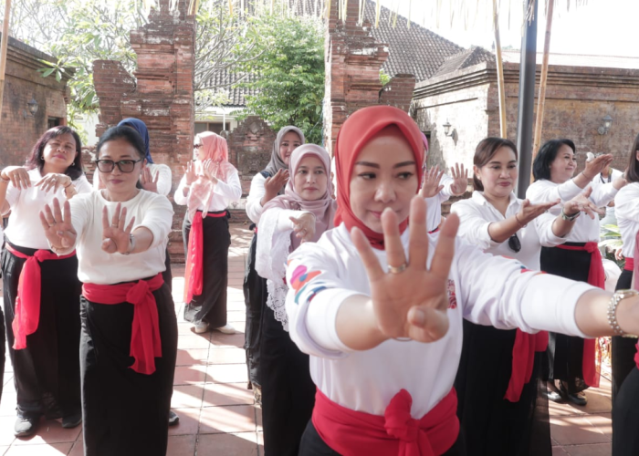 Ladies Program APEKSI Kenalkan Tari Pendet dan Gebogan kepada Istri Kepala Daerah