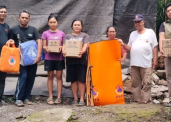 TRC BPBD Buleleng Salurkan Bantuan Logistik untuk Korban Tembok Rumah Jebol di Desa Bebetin