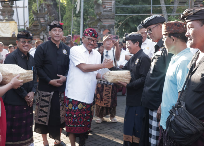 Sambut Galungan, PHDI dan Pemkot Denpasar Bagikan 300 Paket Daging Babi ke Pecalang dan Masyarakat