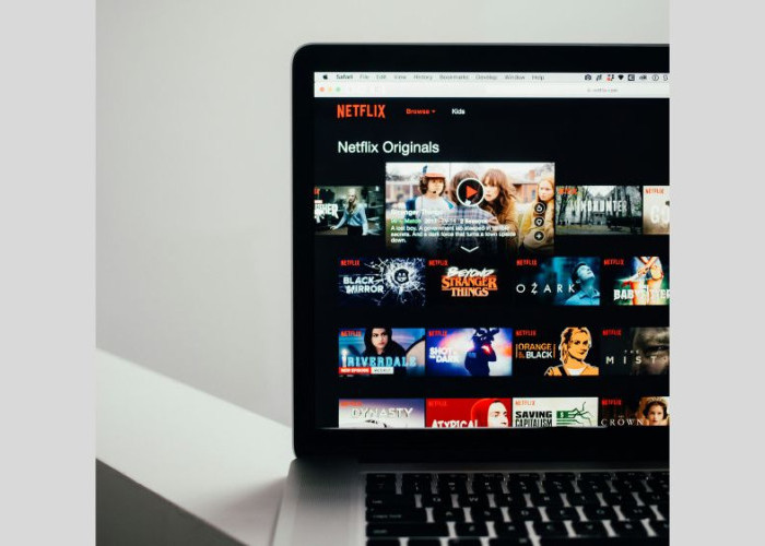 Bingung Ingin Nonton Apa? Berikut Rekomendasi Film Indonesia dan Serial Global yang Tayang di Netflix!