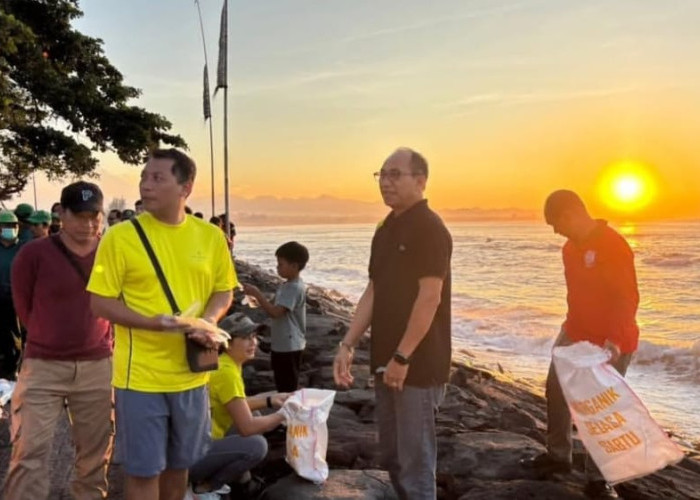 Peringati May Day 2026, Disnaker Gianyar Ajak Pekerja Bersih-Bersih Pantai Cucukan