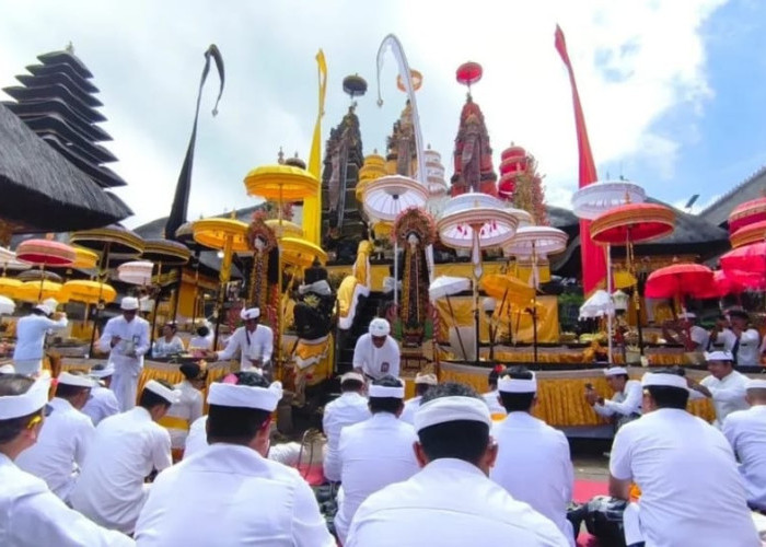 Dipimpin Bupati Sedana Arta, Pemkab Bangli Laksanakan Bhakti Penganyar di Besakih 
