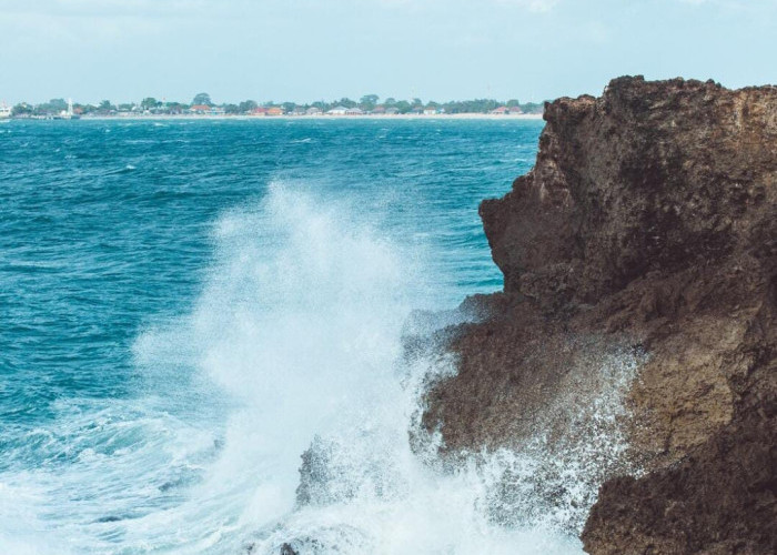 Lagi Asyik Berenang di Pantai Atuh Nusa Penida, Wisatawan Prancis Terseret Arus