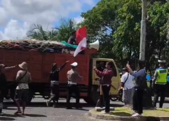 Truk Sampah Kepung Kantor Gubernur Bali sebagai Bentuk Protes Swakelola Usai Penutupan TPA Suwung