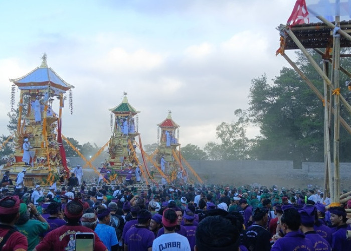 Tiga Wadah Diarak dalam Puncak Ngaben Massal Desa Adat Batur