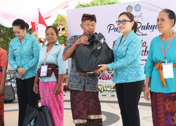 Pasar Rakyat Bali Jadi Gerakan Ekonomi dan Sosial, TP PKK Denpasar Ikut Belanja Sekaligus Berbagi