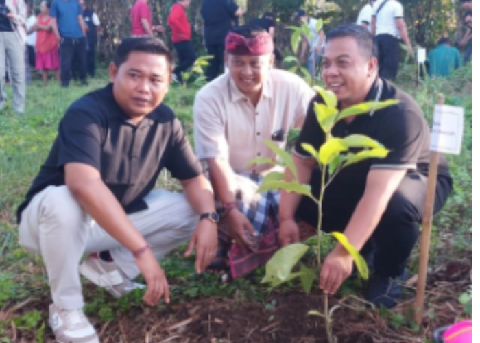 Peringati Hari Bumi, Pemkab Gianyar Tanam 300 Pohon untuk Jaga Kelestarian Lingkungan