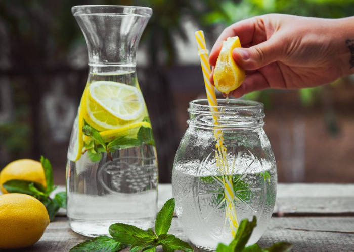 Memulai Hari dengan Minum Air Lemon, Ini Manfaat Minum Air Lemon di Pagi Hari!