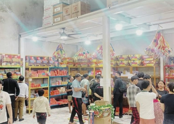 Meski Diimbau Dibatasi, Penjualan Kembang Api di Denpasar Tetap Ramai Jelang Tahun Baru
